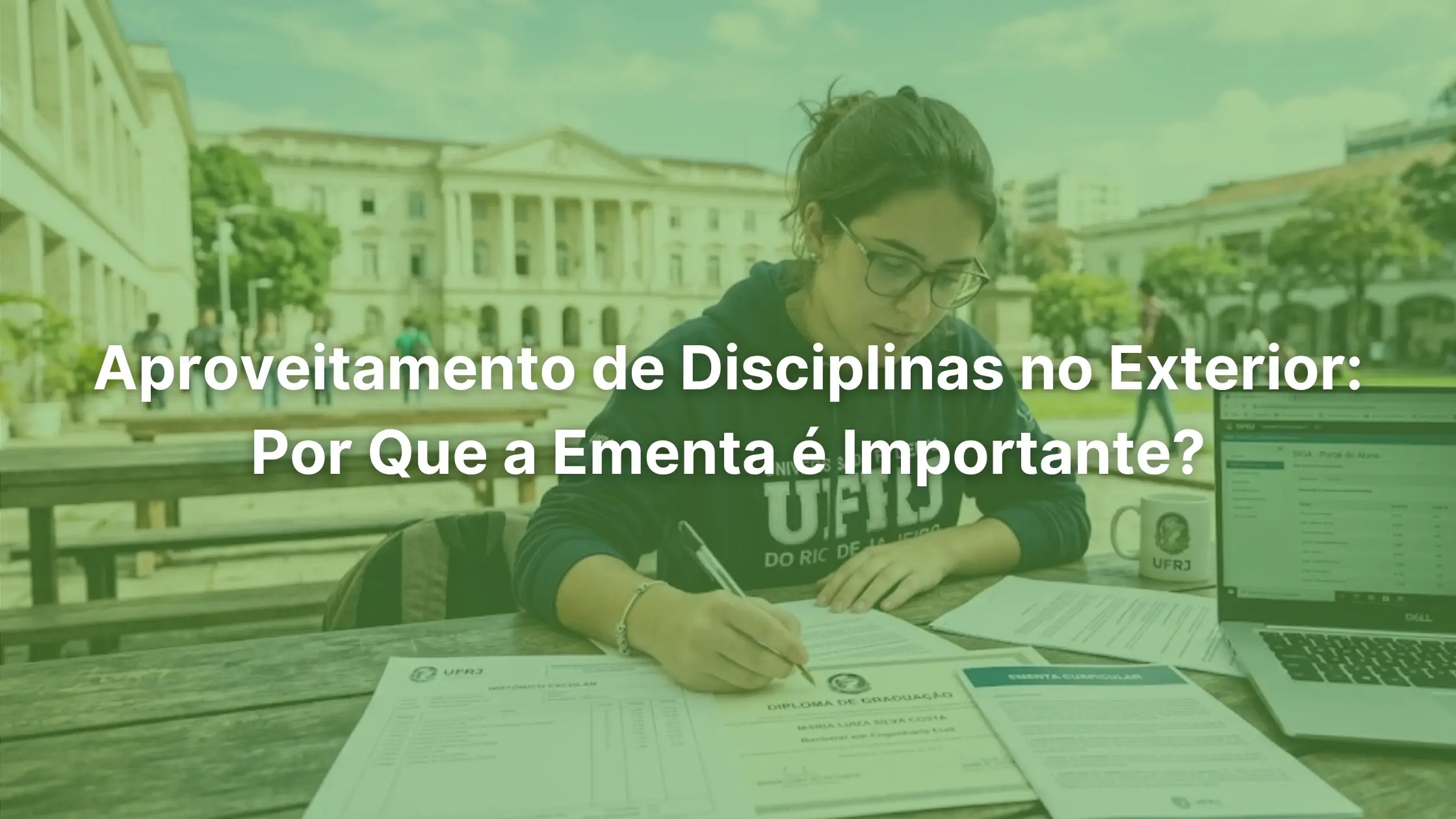 Estudante organizando documentos acadêmicos e histórico para solicitar aproveitamento de disciplinas no exterior.